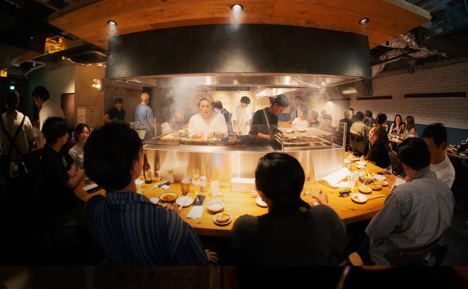 三茶一九 ハナレの活気あるカウンター席と調理風景