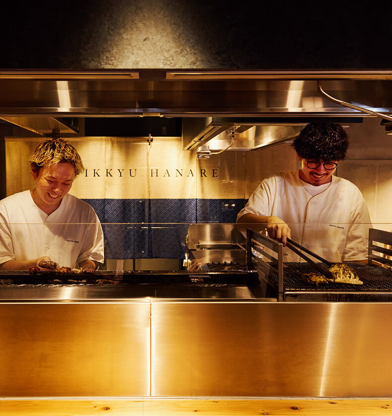 備長炭で焼き鳥を丁寧に焼く職人の手元